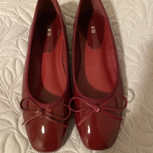 Ballerinaskor🌟 - Så himla fina ballerinaskor!🎀🎀 Perfekta färgen och nu till Jul!❄️ Aldrig använda och säljes endast på grund av att dem tyvärr är för små!🤍