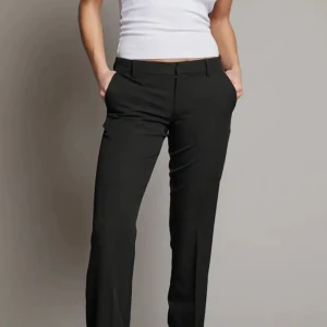 Lågmidjade kostymbyxor  - Lågmidjade kostymbyxor från bikbok. Modell Vera. Strl 38. Passar mig som är 160🥰  Öppen för prisförslag🥰😍