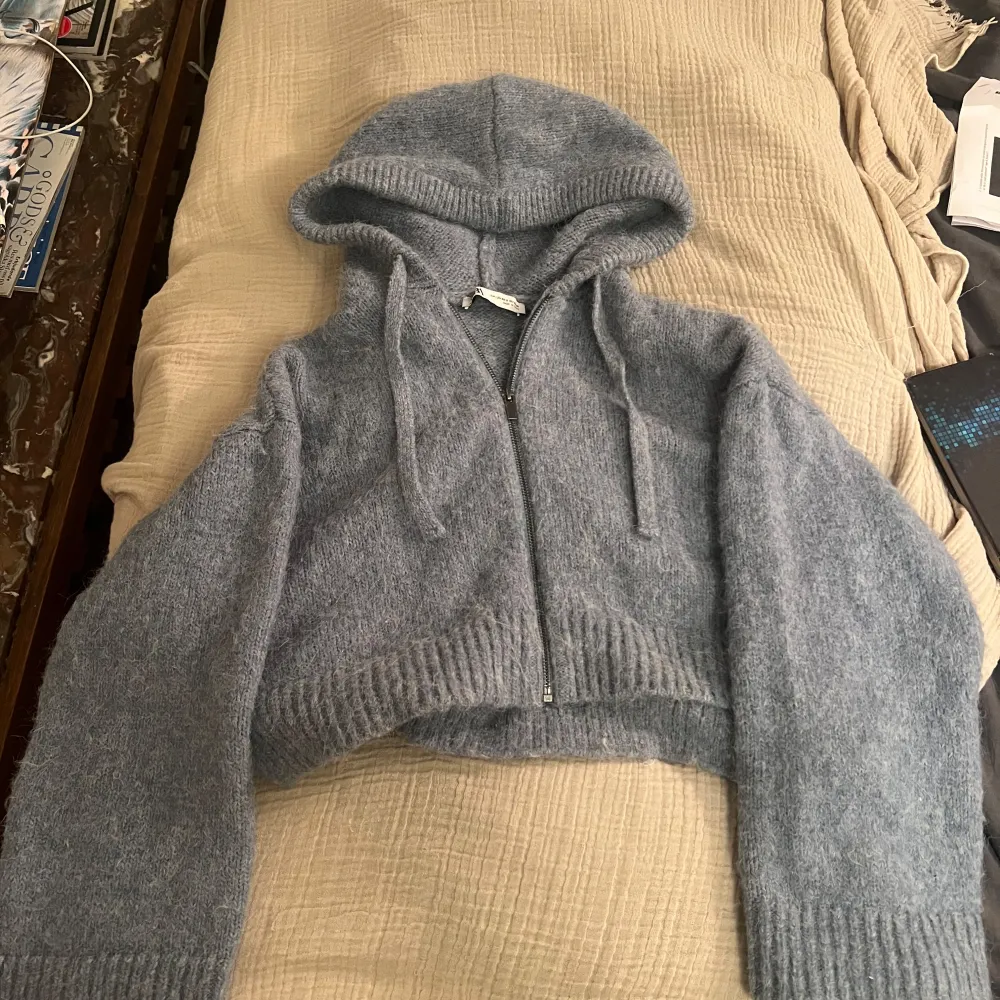 Säljer en supermysig grå croppad hoodie med dragkedja.  Perfekt för höst och vinter. Använd få gånger och köpt för 250 kr. Pris går att diskutera. Tröjor & Koftor.