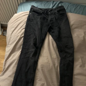 Svarta jeans - Säljer nu mina nudie jeans modell grim tim i storlek 32/32