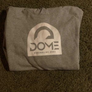 Dome hoodie - Helt oanvänd och prima skick. Köpte när jag va där för nått år sen