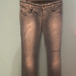 Blå jeans från Killah - Säljer ett par snygga blå jeans från Killah i storlek 26. De är i bra skick med en sliten look. Perfekta för både vardag och fest! 🦋håll vid skrevet men enkelt fixat