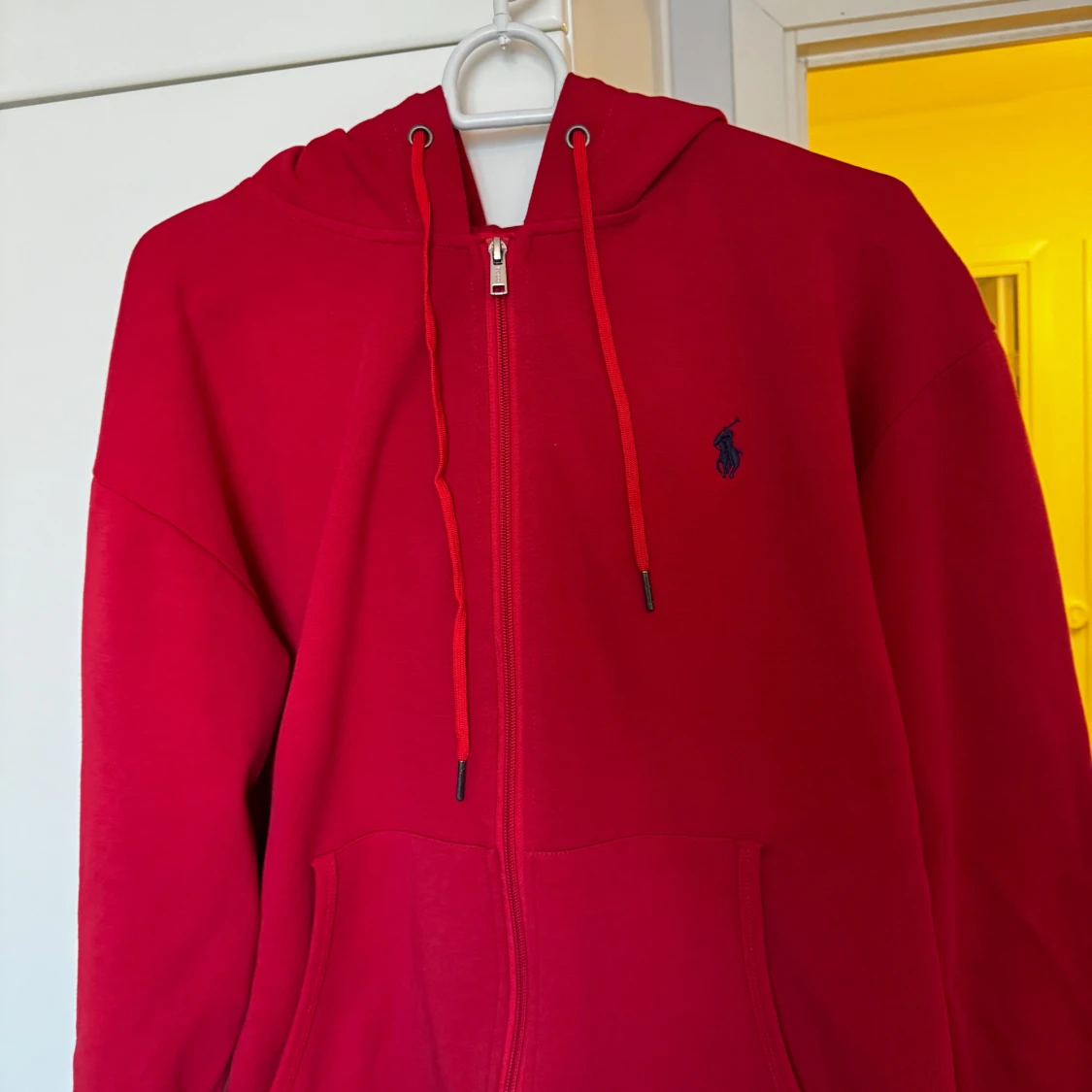 Röd raulph lauren hoodie