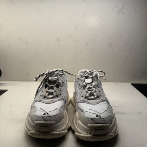 Balenciaga Triple-S - Balenciaga Triple S i fint skick. Storlek 41, men sitter bra på någon med storlek 42. Kvittot finns men tyvärr ingen låda. Inköpta för 10.000kr.