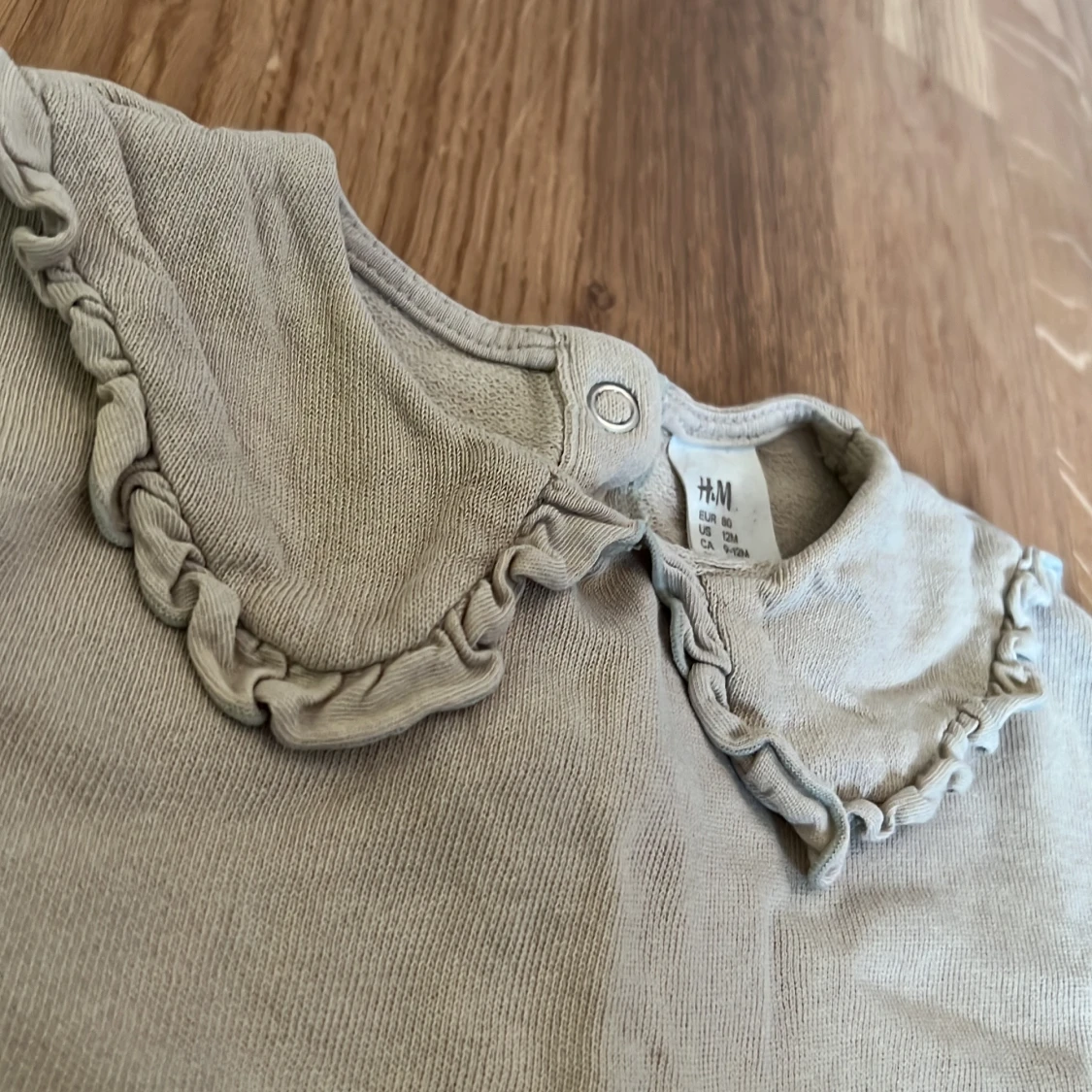 Beige tröja med volangkrage från H&M - 90