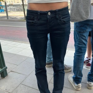Nattblå ltb jeans valerie - Lånade bilder. Snygga low waist bootcut jeans i mörkblå tvätt från ltb. De är uppsprättade längst ned så de är längre och lägger sig perfekt över skorna och snygg detalj. Storlek w27 L32 nypris 1100kr