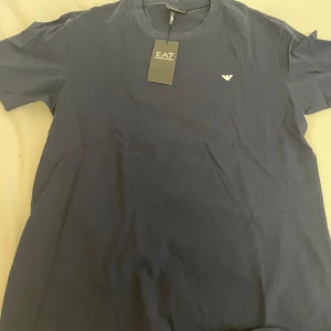 Armani t-shirt - Armani T-Shirt helt oanvänd storlek L men passar bättre på M. Har ni frågor är det bara att kontakta mig, kan skicka fler bilder på begäran