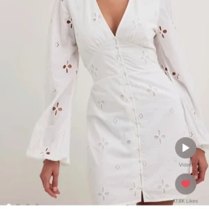 Vit klänning med broderade detaljer - Intressekoll! Kollar ifall någon skulle vilja köpa denna super fina klänning, perfekt till studenten!❤️köptes för 700kr och endast använd en gång 