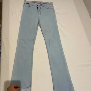 Ljusblå jeans från Forever Jeans - Säljer ett par ljusblå jeans från Forever Jeans i bra skick. De har en klassisk femficksdesign och är tillverkade i jeansmaterial. Perfekta för vardagsbruk med en straight passform som ger en avslappnad stil. För referens så är jag 174cm lång och de har perfekt längd!