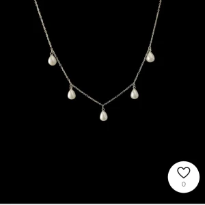 Elegant silverhalsband med pärldetaljer - Säljer ett stilrent och elegant halsband i silver med små hängande pärlor. Perfekt för att ge en touch av elegans till vilken outfit som helst. Passar både till vardags och festliga tillfällen. Ett måste för smyckesälskare! ✨
