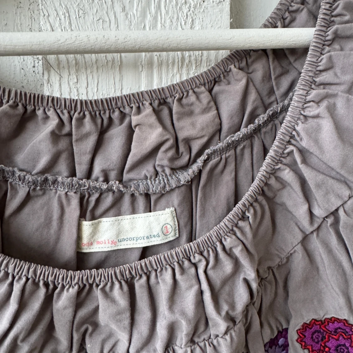 Grå odd molly med broderi - 90