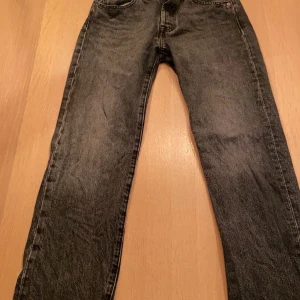 Svarta gråa Levi's 501 jeans - Säljer mina levis 501 då jag inte använder dom. Dom är nästan i nyskick då jag använt dom fåtal gånger. Stl W 28 L 32