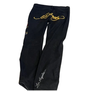 Ed Hardy Jeans🪽 - Säljer ett par så coola baggy svarta jeans från Ed Hardy, står XL/W36 men definitivt mindre i storleken, passar S-L🪽🤗 skriv vid frågor