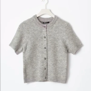 Grå kofta från Zara - Säljer en superfin grå kofta från Zara i mycket bra skick. Den är kortärmad och har knappar hela vägen fram. Perfekt för både vår och sommar! 🩶