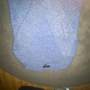 Blå stickad tröja från Vero Moda - Mysig blå stickad tröja från Vero Moda i storlek XS. Perfekt för kyliga dagar med sin mjuka och bekväma passform. Tröjan har en klassisk design som passar till det mesta. Ett måste i garderoben för höst och vinter! (bilden blev tyvärr upp och ner ingen aning varför men hoppas det är okej!)