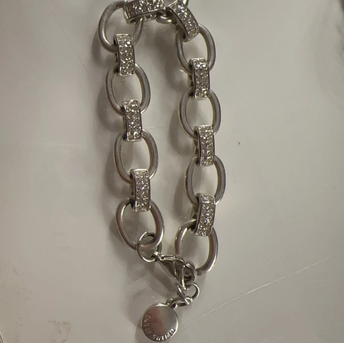 Silverfärgat armband med glittriga länkar - 90