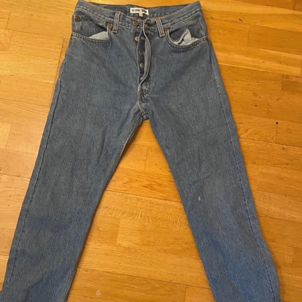 Säljer ett par snygga blå jeans från Levi's RE/DONE i storlek 26. De är i bra skick! . Jeans & Byxor.