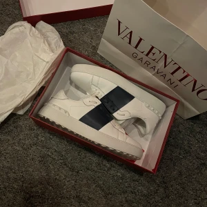 Valentino Garavani Open marinblå - Säljer ett par Valentino Opens i storlek 42, och med marinblå remsa. Skorna är testade fåtal gånger därav mycket bra skick. Originalförpackning medföljer. Skriv gärna vid övirga frågor!