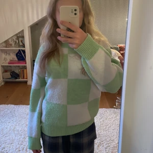 Grön och vit rutig tröja - Säljer en supermysig grön och vit rutig tröja med långa ärmar. Perfekt för kyliga dagar och har en skön passform. Den är i bra skick och passar perfekt till både vardag och mysiga hemmakvällar. 