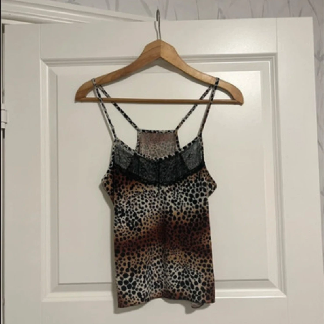 Leopardmönstrad linne med spetsdetaljer