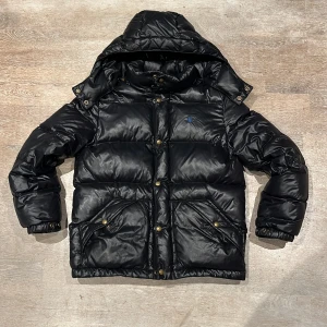 Polo Ralph Lauren puffer jacket - Säljer en snygg svart dunjacka från Polo Ralph Lauren. Den har en blå insida och en broderad logga på bröstet. 🔥Skick 8/10 endast en lagning på nedre ryggen, men det syns inte när jackan är på 🙌 ||| skriv om ni vill ha fler bilder eller vid minska fundering 💭 priset kan diskuteras 💸🔥