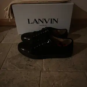 Lanvin skor i mycket bra skick 8,5/10, dom har ett litet hål i sulan, man får med: boxen, extra snören och 2 dustbags. Pris kan diskuteras 