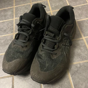 Asics Gel-Trabuco 11 Goretex trailskor - GEL-TRABUCO™ 11 GTX-skon är en mångsidig trailstil som erbjuder adaptiv stabilitet med mindre vikt.  Den är designad med ett GORE-TEX™-membran som hjälper till att hålla dina fötter varma och torra i våta förhållanden.