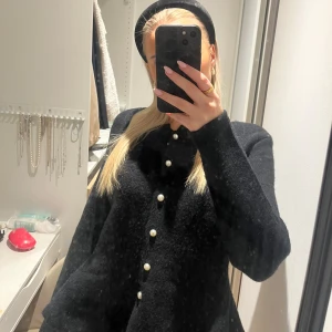 Svart kofta med pärlknappar - Svart kofta med pärlknappar från missäy i storlek S. Bra skick! nästan aldrig använd💗💗