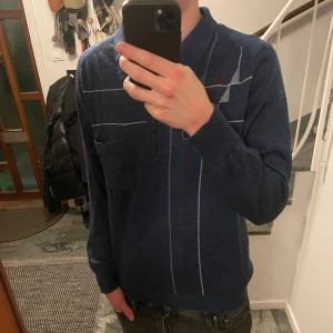 Stickad långärmad rugbytröja - Tja! Säljer denna skitsnygga stickade tröjan från Canda. Den är storlek M och jag är 183 och väger 70 kg. Har du några funderingar är det bara höra av dig!