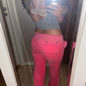 Neonrosa Juicybyxor - Neonrosa byxor från Juicy Couture i storlek xxs. Ordinarie pris 1000 kr. Jag säljer de billigt eftersom att dessa har en del defekter, ingenting man egentligen tänker på men vill ändå dra ner priset för det. Är öppen för prisförslag🥰