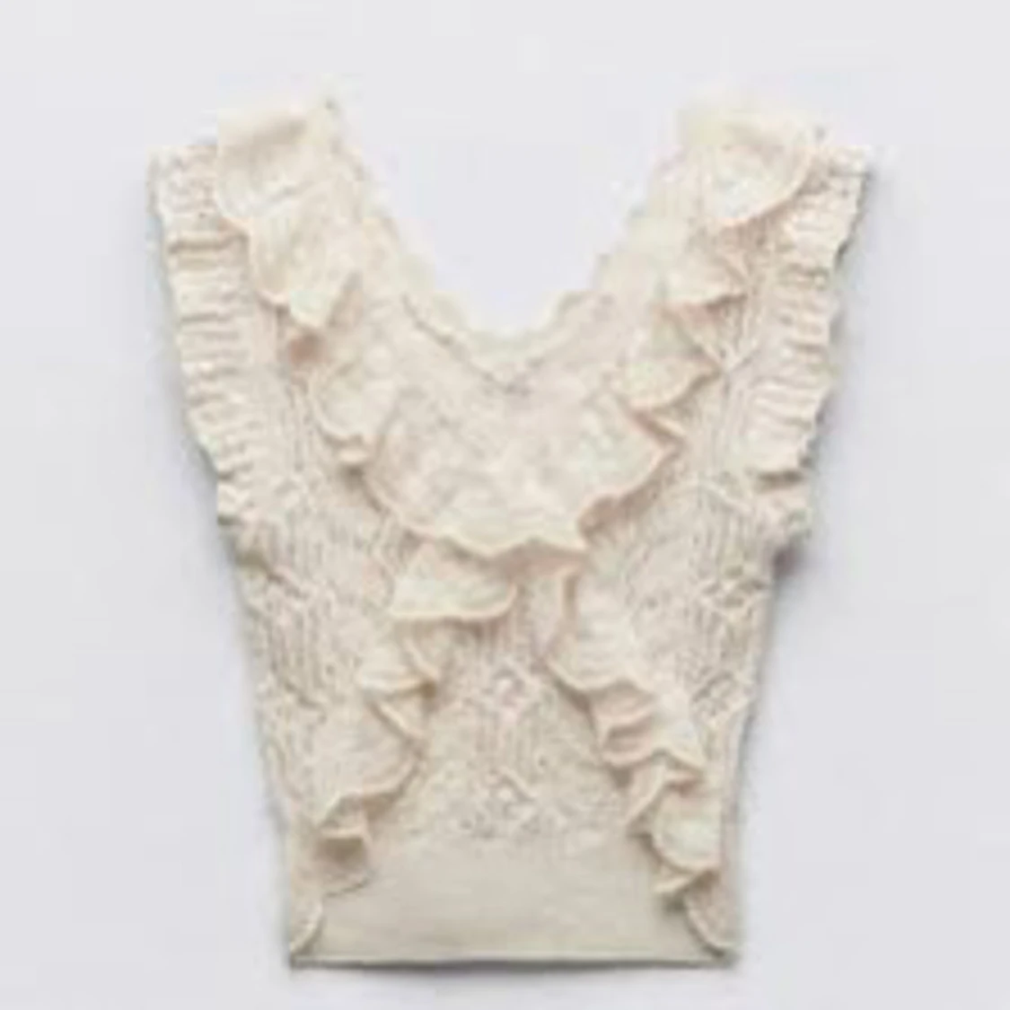 Beige spetsblus med volangdetaljer - 90