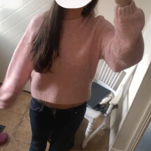 Rosa stickad tröja - Säljer en supermysig rosa stickad tröja, Perfekt för både höst och vinter med sin mjuka och varma känsla. Tröjan har långa ärmar och ribbade kanter som ger en snygg passform. Passar perfekt till jeans eller kjol för en avslappnad look. 💖