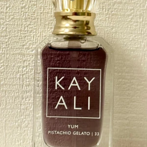Yum Pistachio Gelato 33 Eau de Parfum by Kayali 10 ml - En nötig, söt, krämig, stark, fräsch och djup vaniljparfym från Kayali. 10 ml, oanvänd. Givetvis förvarad mörkt och svalt.