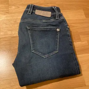 Tja! Säljer nu dessa as sköna, feta och kvalitetsvärda tramarossa jeans!👖|| skick 9/10 förutom en litet hål som sytts igen (se bild 5) || storlek 31 || Kontakta vid frågor🙌 || snabb afärr = bättre pris🤝👏