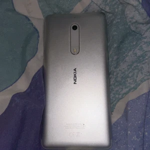 Nokia 5 - Grå nokia5 som fungerar felfritt knappt använd så den är som ny med och inga som helst skador 