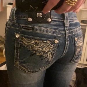 Miss me jeans - Snygga blå jeans från Miss Me i bra skick. De är straight modell med skit snygga bakfickor🙏🏼 Bilderna är lånade men det är bara att skriva för egna<3 Jag säljer dom för dom är lite för små och kommer inte till användning.