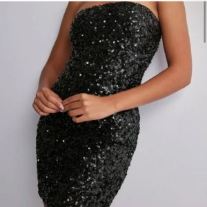 Svart paljettklänning, nyårs klänning - Snygg svart paljettklänning! Den är axelbandslös och har en tight passform och sitter så snyggt. Perfekt för nyår!! 💖
