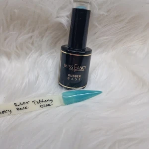 Miss Fancy Rubber Base Tiffany Blue - Säljer en flaska Miss Fancy Professional Rubber Base i färgen Tiffany Blue. Perfekt för att skapa en hållbar och snygg manikyr med en vacker blå nyans. Används med UV- eller LED-lampa för bästa resultat. Perfekt för professionellt bruk!