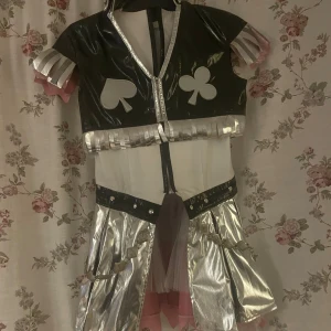 Love live believe again cosplay - Säljer Believe again Leah cosplay⭐️shortsen har blivit utbytta då dom förra var i väldigt tålig kvalitet o gick sönder. Västen har färgat av sig lite på det vita men det är inget som syns när man har på sig hela dräkten. Det fattas också nitar på handskarna. Resten av cosplayet är annars i bra skick. Säljer den lite dyrare för dessa cosplays har blivit lite svårare att få tag på. (Djur finns i hemmet🐈‍⬛)