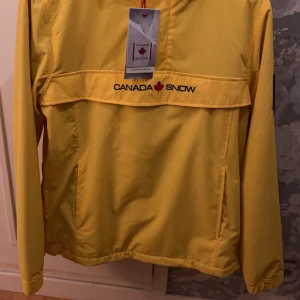 Helt ny vinterjacka från Canada Snow - Säljer en min superturffa gula vinter/skidjacka från Canada Snow i storlek S. Den är helt oanvänd! Fodrad på insidan och med bra fickor. Nypris: 1300kr