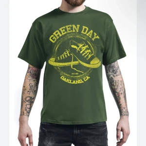 Grön Green Day t-shirt från Gildan - Säljer en Green Day merch i 100% bomull, den har en  normal passform med korta ärmar. I fint skick 