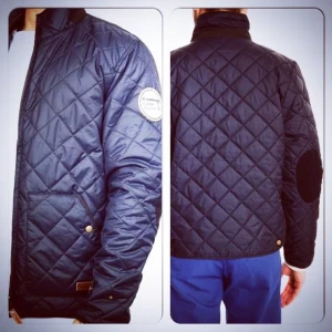 Snygg och hållbar jacka från Knowledge Cotton Apparel! - Snygg och hållbar jacka från Knowledge Cotton Apparel! Vändbar. Nypris 2800kr!                                                                        Miljövänlig jacka i 100 % återvunnen polyester med både stil och funktion. Praktisk design med dragkedja, framfickor med tryckknappar, två innerfickor och justerbara ärmslut och sidor. Förstärkta armbågar, uppstående krage och fodrade fållar. Perfekt för både vardag och friluftsliv! Kontakta mig vid intresse.