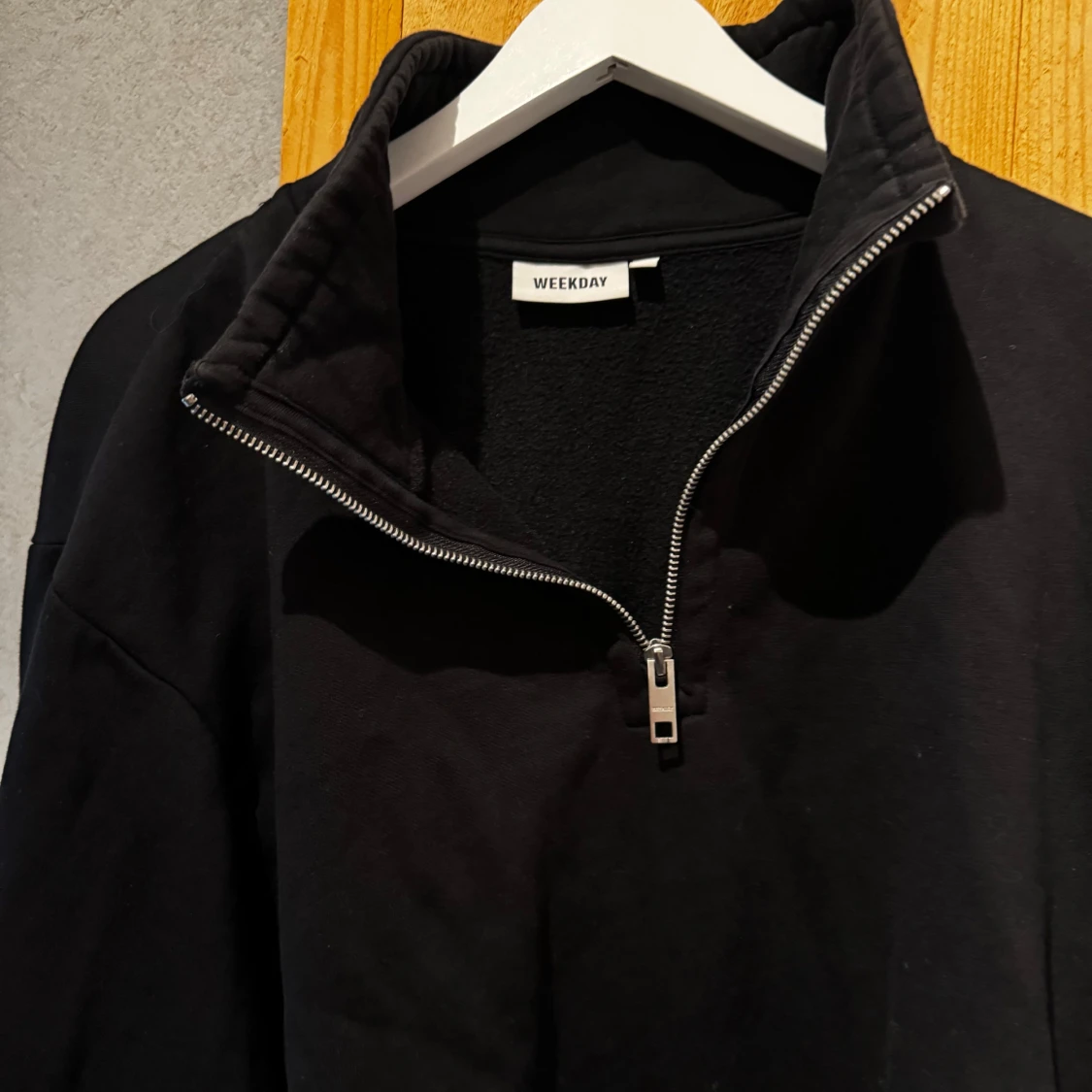 Svart tröja med dragkedja från Weekday - 90