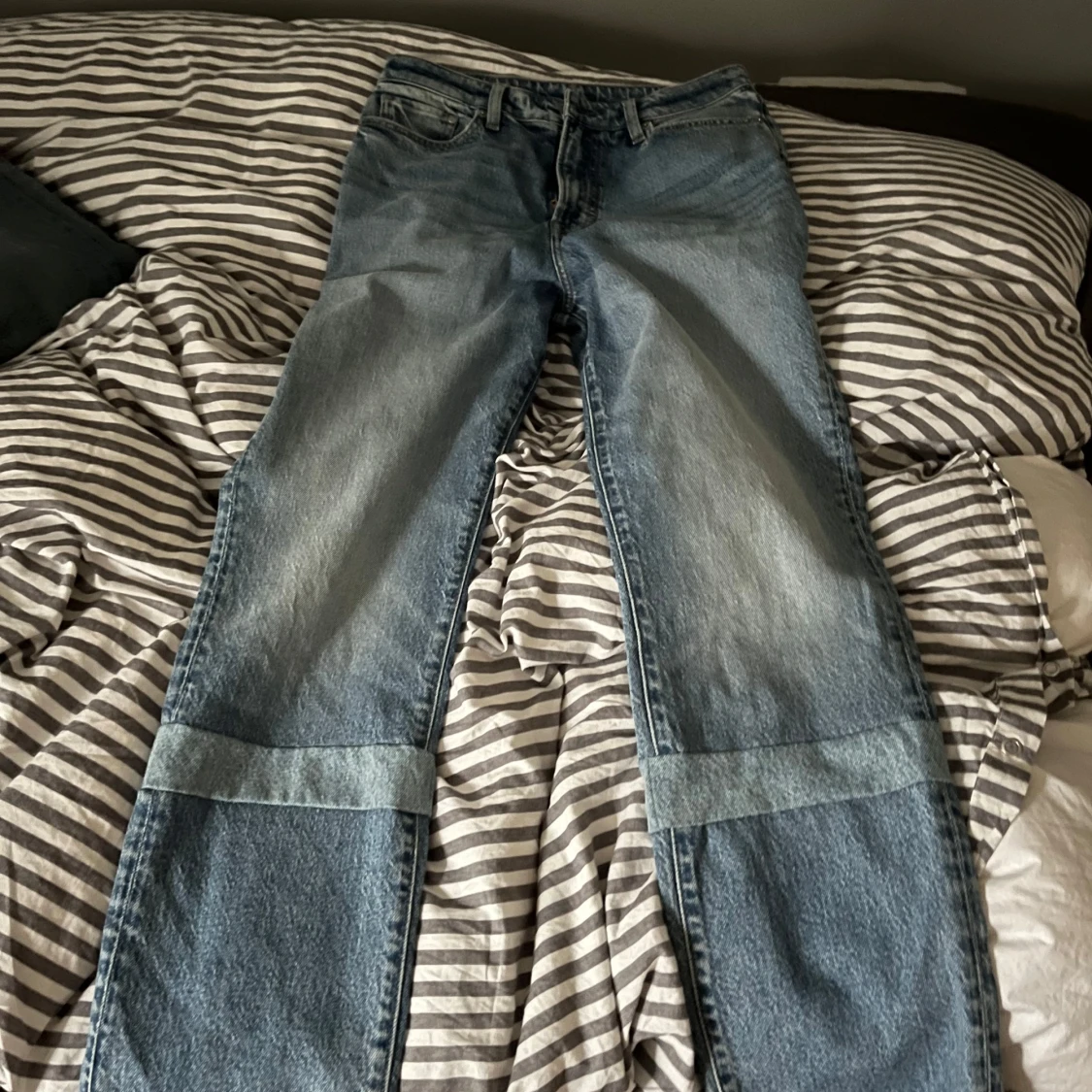Blå jeans med unik design - 91
