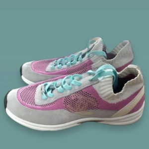 Grå och rosa sneakers från Chanel -  Chanel sneakers Had them professionally cleaned The laces are not original but you can buy white ones