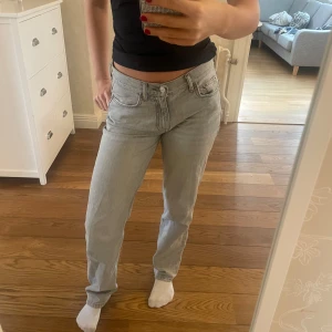 Gina tricot jeans  - Superfina grå jeans i medelhög/låg midja från ginatricot. I storlek 34 men funkar för storlek 36. 
