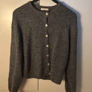 Så fin kofta från Gina tricot - Mysig grå kofta från Gina med knappar framtill. Perfekt för kyliga dagar och enkel att matcha med olika outfits.🩷💙