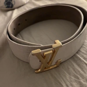 Fint bälte - Fint vitt bälte med guldspänne, fraktar samma dag, väldigt bra skick