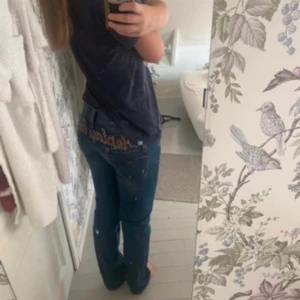 Blå jeans från Replay - Sjukt snygga blå jeans från Replay med broderad text på bakfickorna. Så så fina! 💗