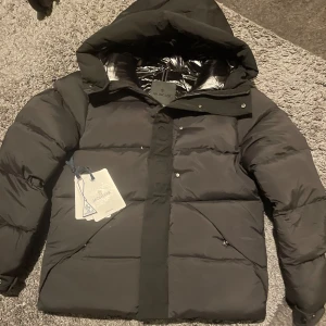 Moncler madeira - Säljer en stilren svart dunjacka från Moncler. Den fetaste moncler jackan enligt mig. Jag säljer den för att den är för liten annars skulle ha kvar den. Perfekt för kalla dagar.